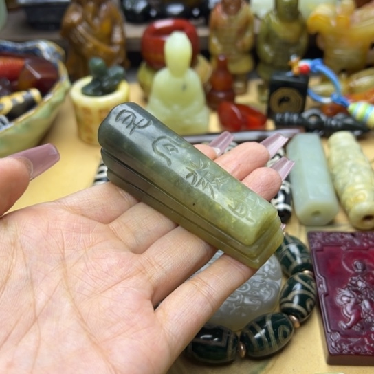 蛇纹石玉未镶嵌颈饰