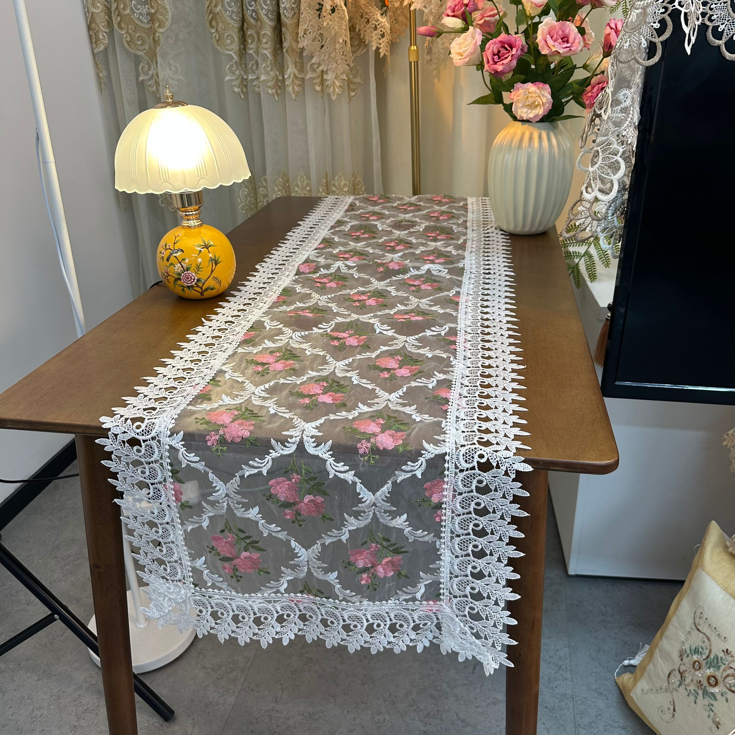 B007-7 丝光线（40*170cm）白色郁金香水溶花边盖巾