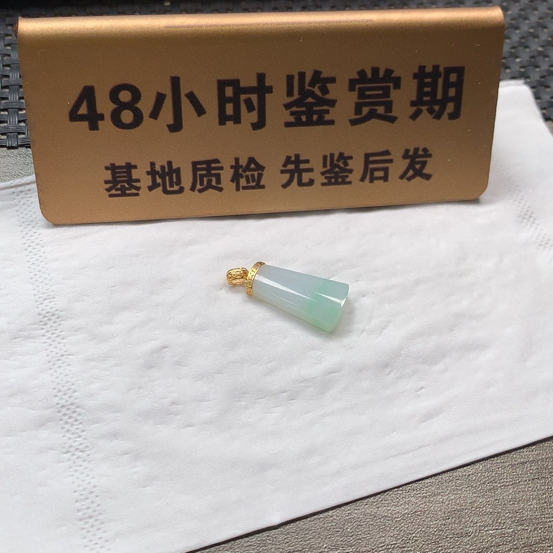 颈饰18K金镶嵌翡翠无事牌