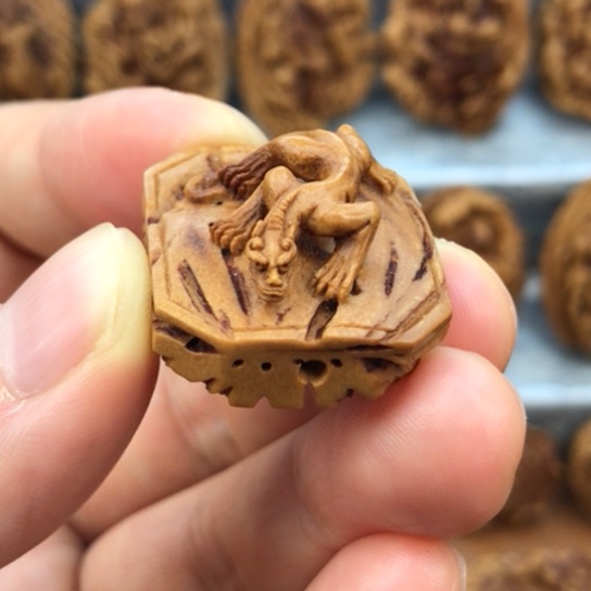 桃核吊坠桃核雕刻材质