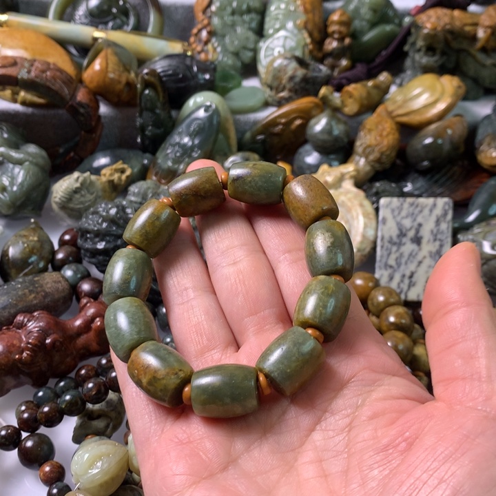未镶嵌岫岩河磨玉（透闪石质玉）把件