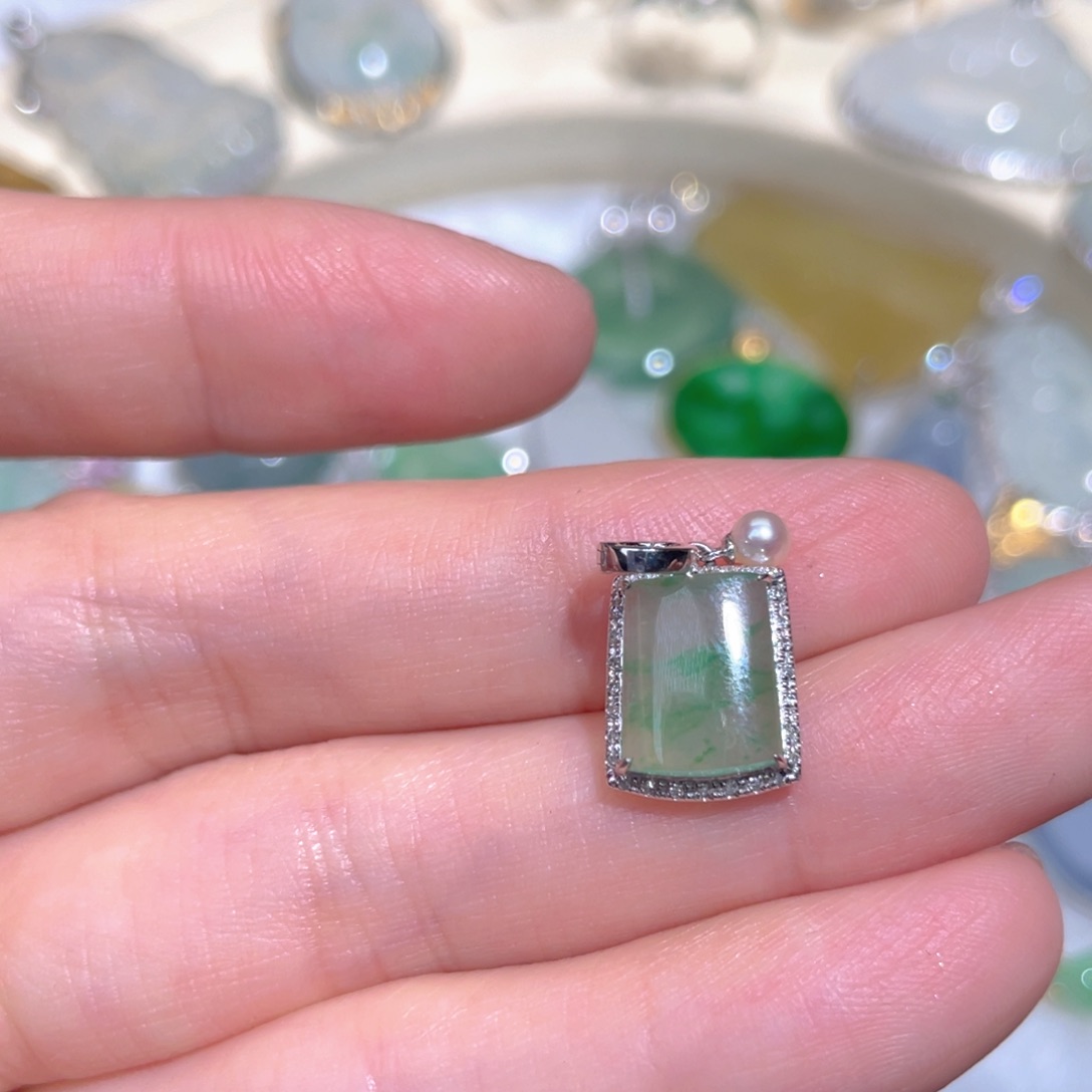 翡翠颈饰18K金镶嵌翡翠