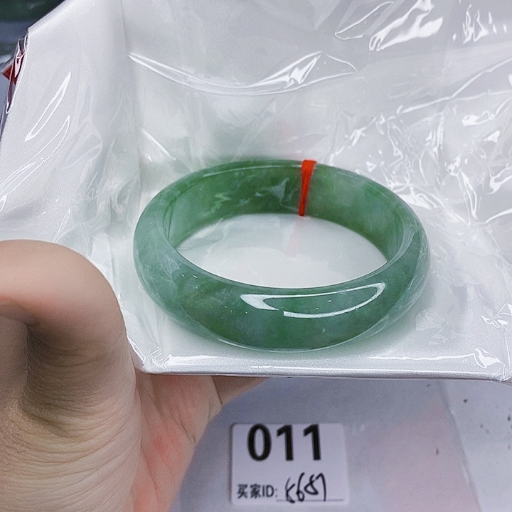 翡翠未镶嵌手镯一图一物实物为准（微瑕处理）