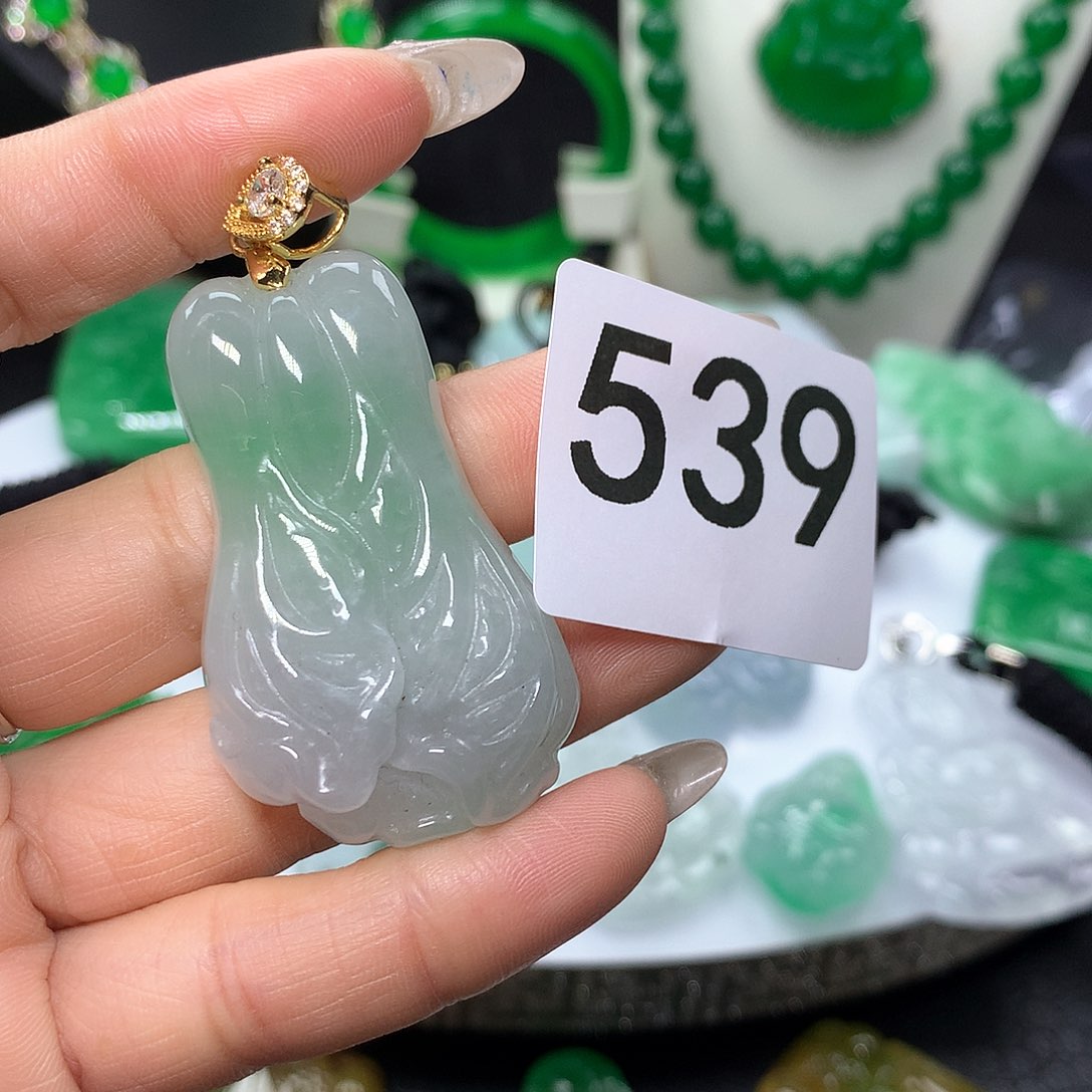 翡翠吊坠(赠链)未镶嵌
