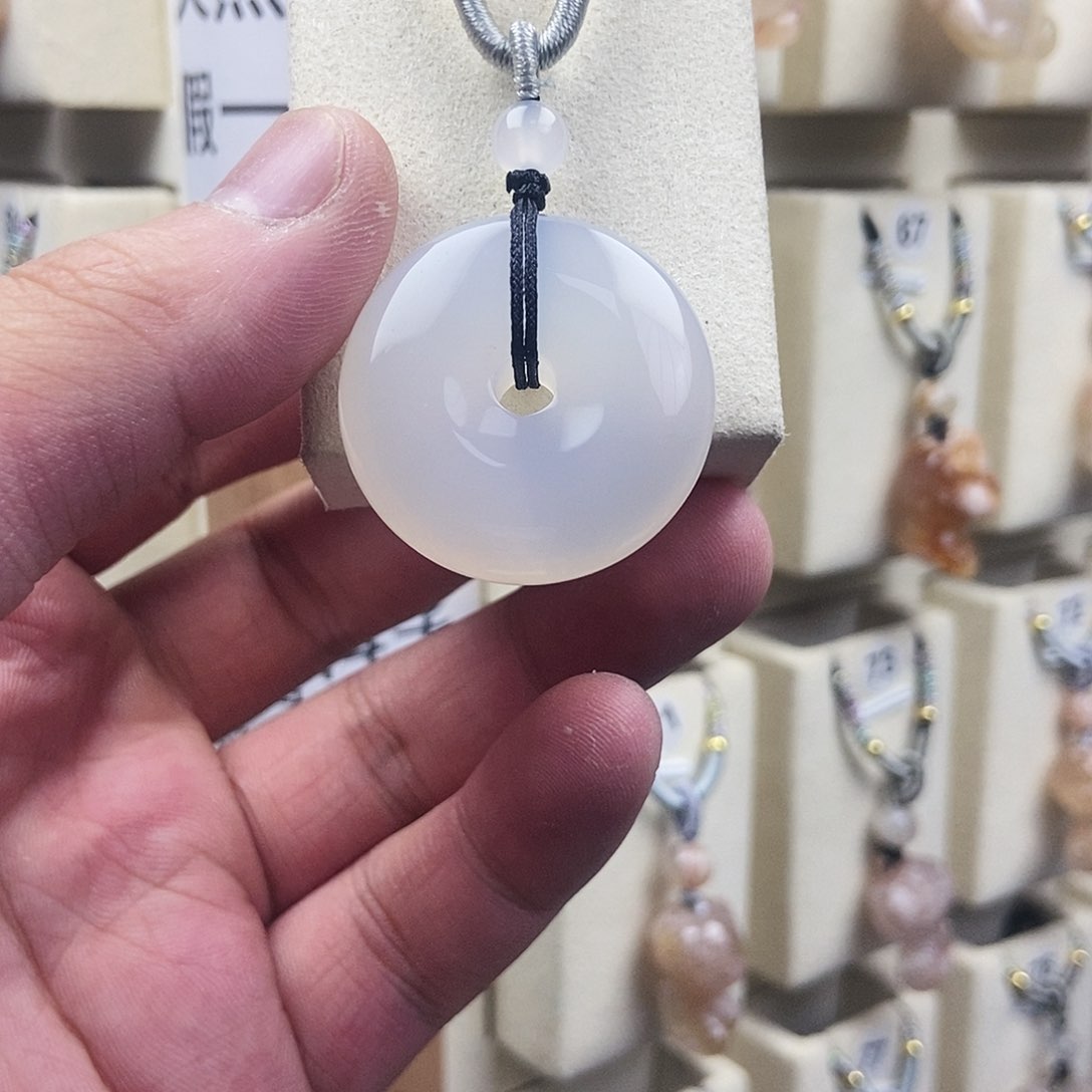 石英质玉未镶嵌颈饰小*子