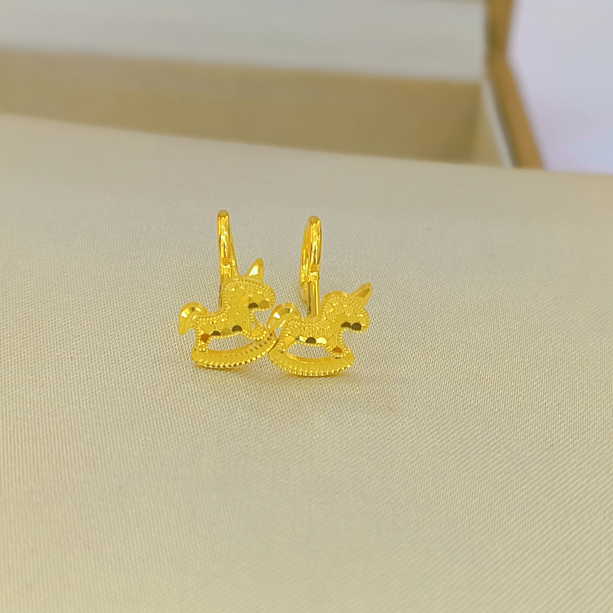 足金999鱼鳞木马时尚耳饰1.49g