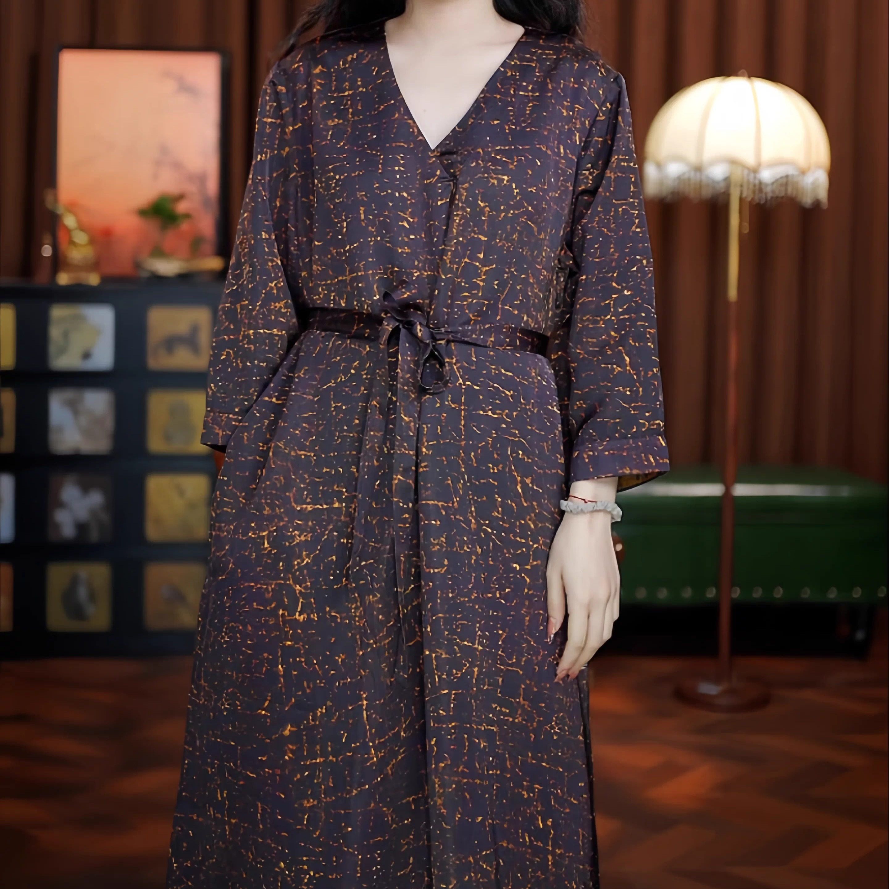 湖光山色（棕金色）V领老料女装新款长袖提花长款连衣裙