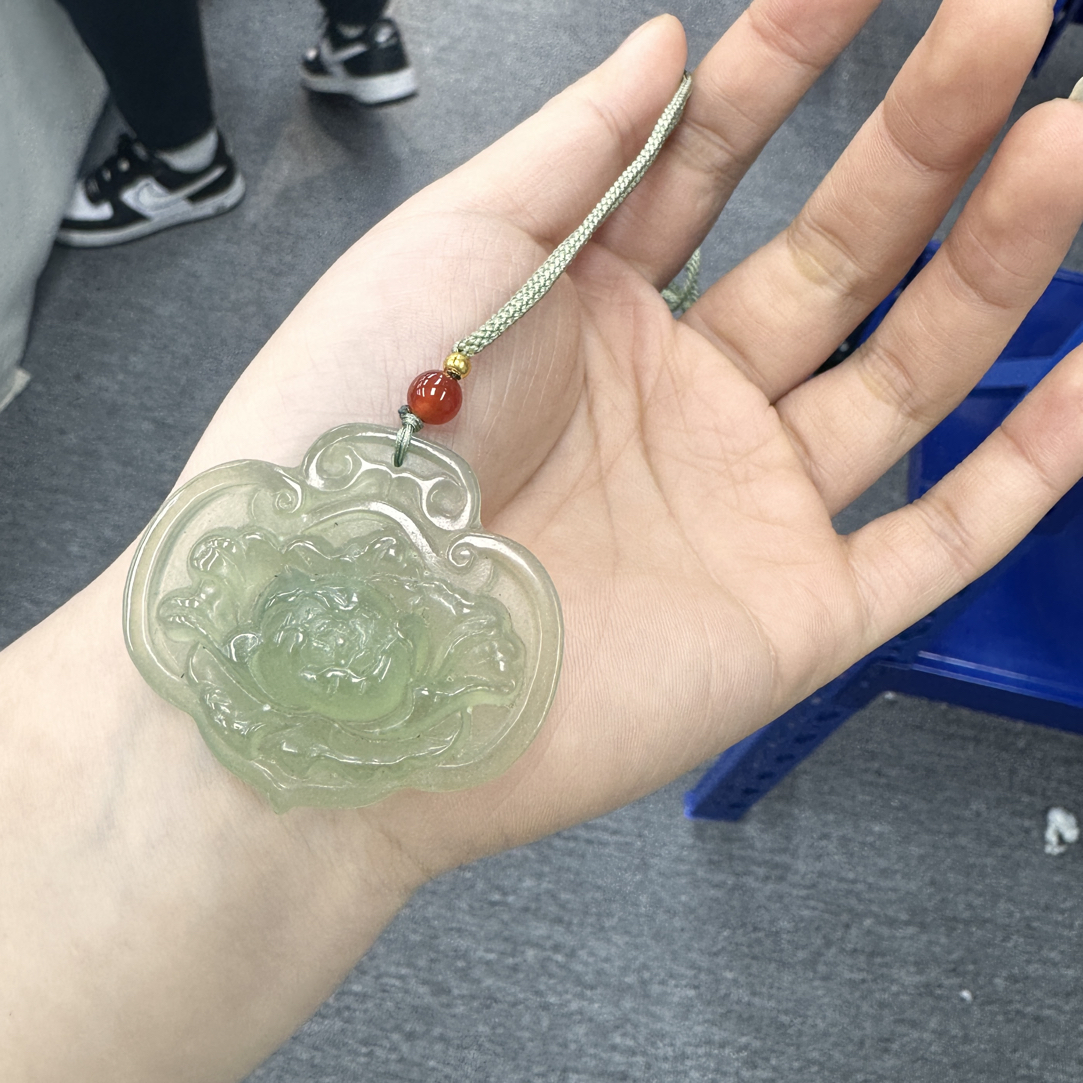 小帅家的珠宝—精美葡萄冰沙岫玉花开富贵吊坠
