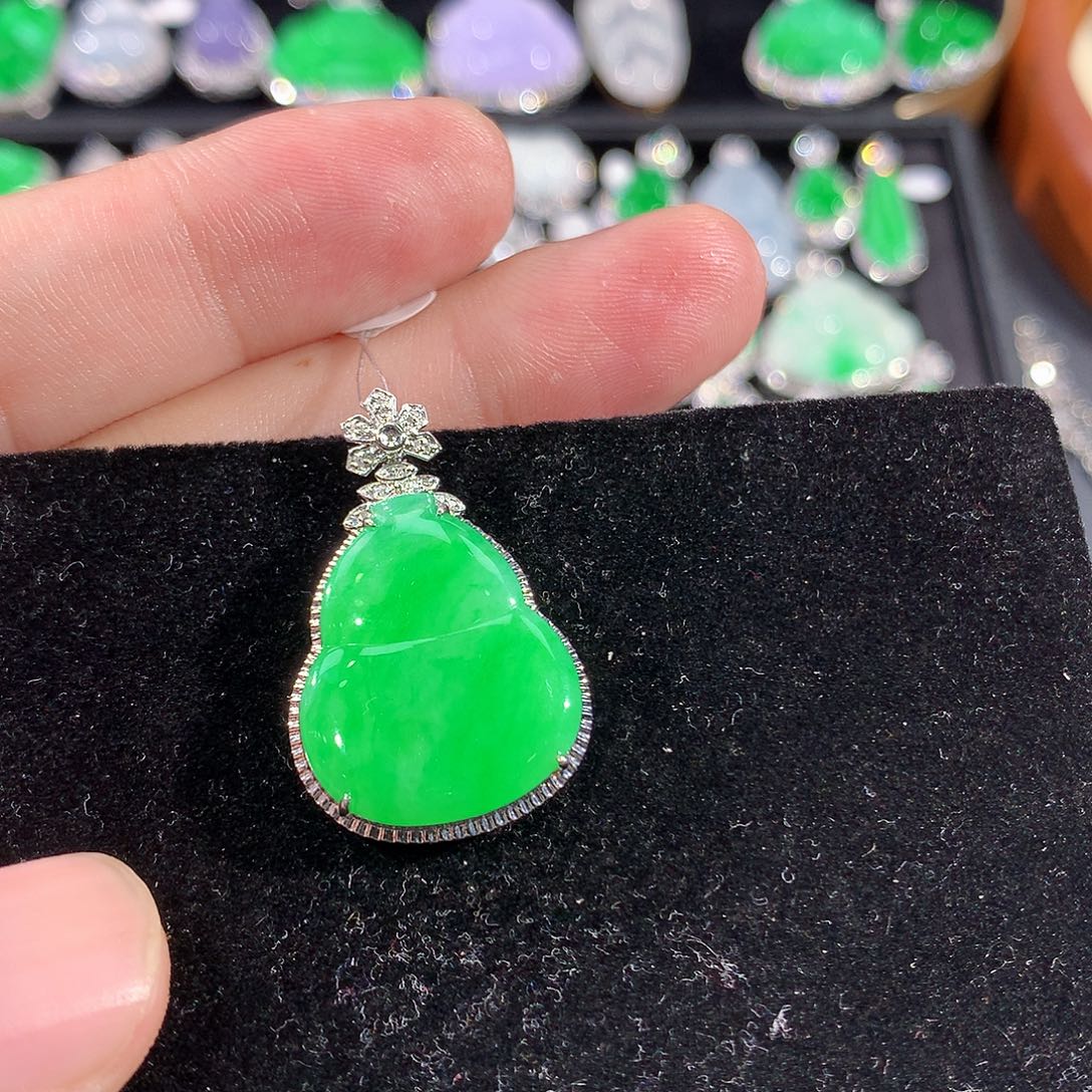 翡翠18K金镶嵌颈饰