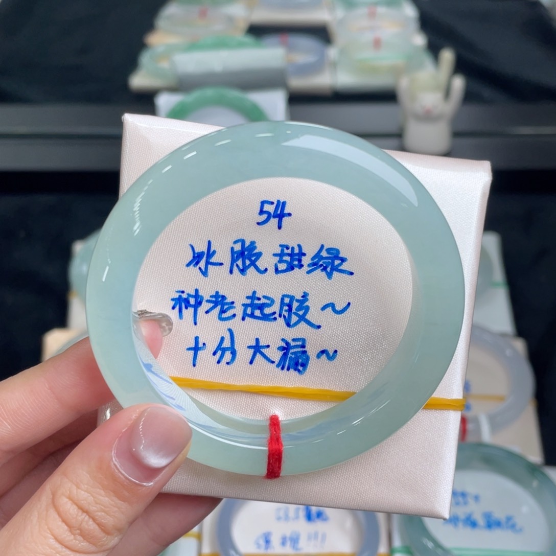 翡翠手镯未镶嵌翡翠