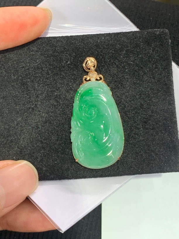 18K金镶嵌天然缅甸翡翠阳绿如意吊坠