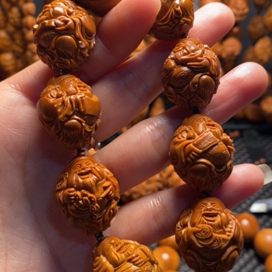 橄榄核吊坠八方财神