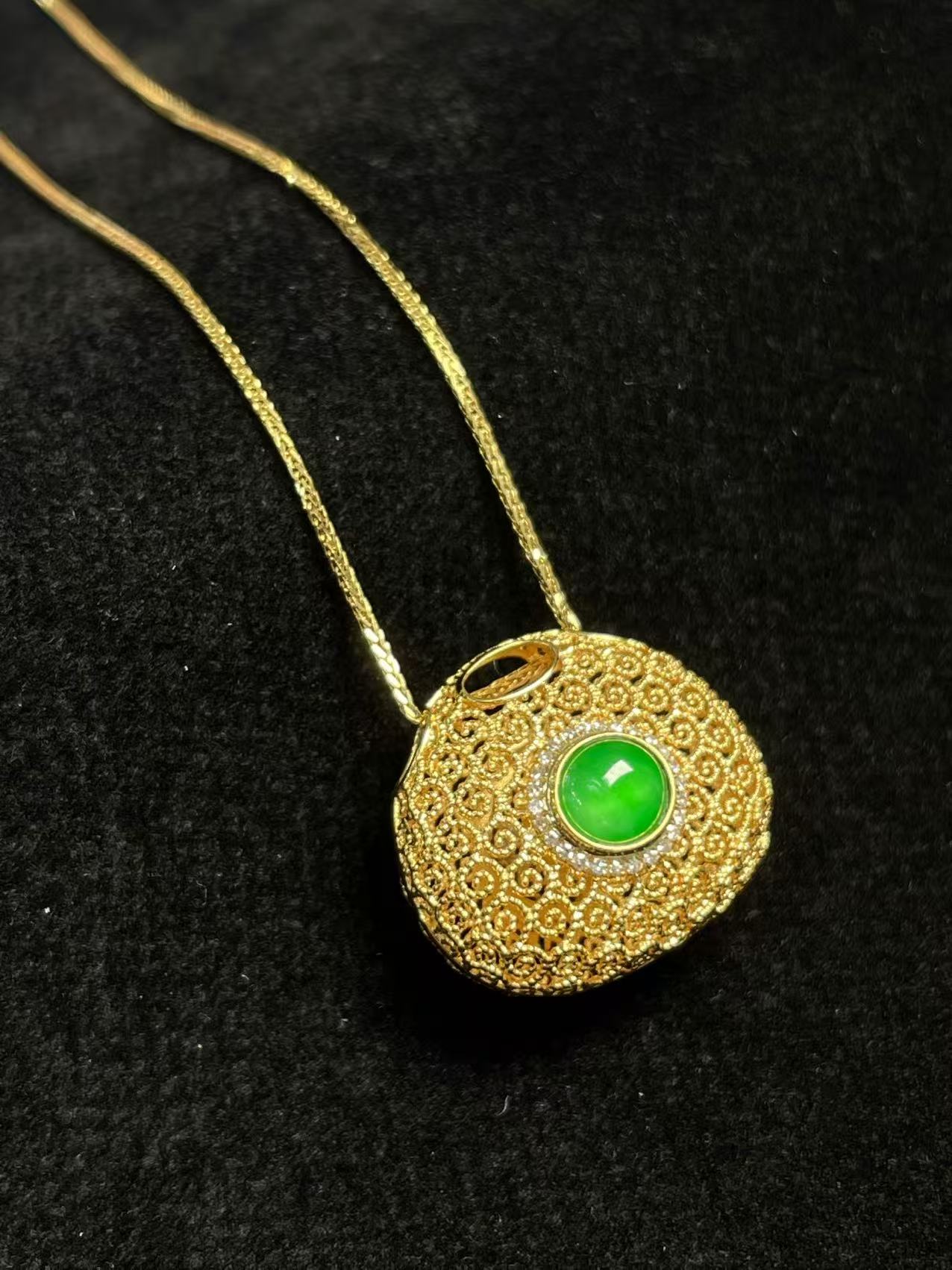 18K金镶嵌款式手链包包款翡翠吊坠