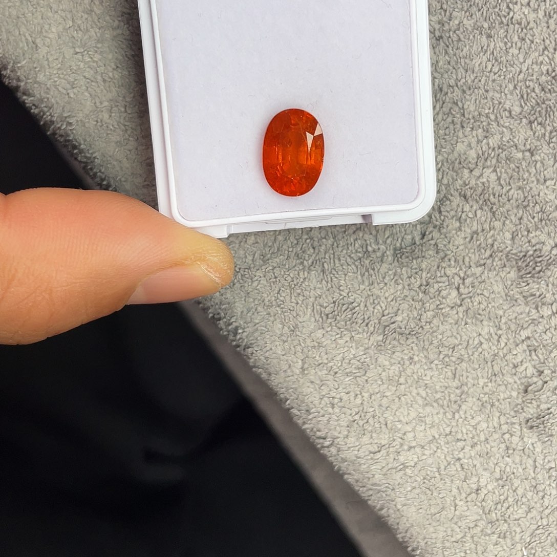 石榴石（芬达石）裸石未镶嵌6.25Ct。  