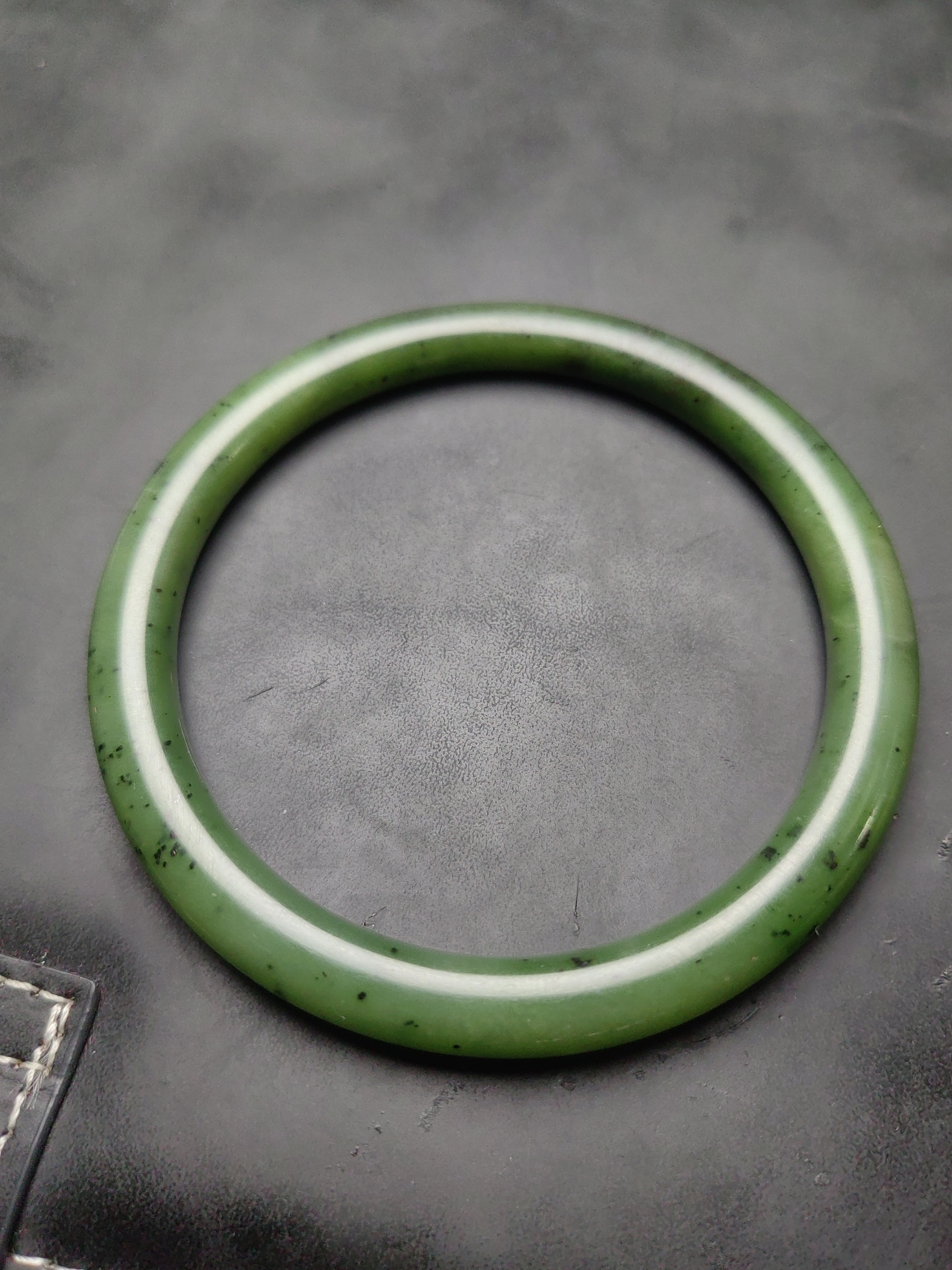 新疆和田玉手镯。