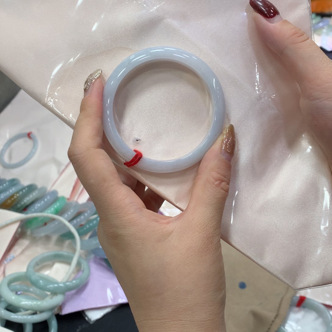 翡翠手镯未镶嵌如****。买断