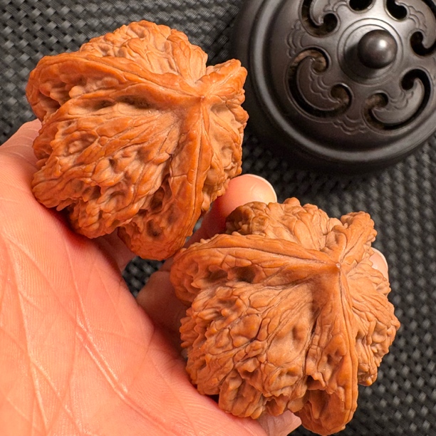文玩核桃虎头三棱