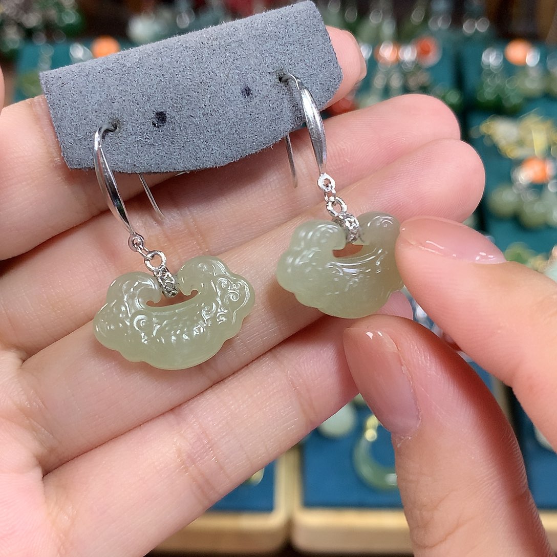 和田玉银S925镶嵌耳饰如意卡20左右