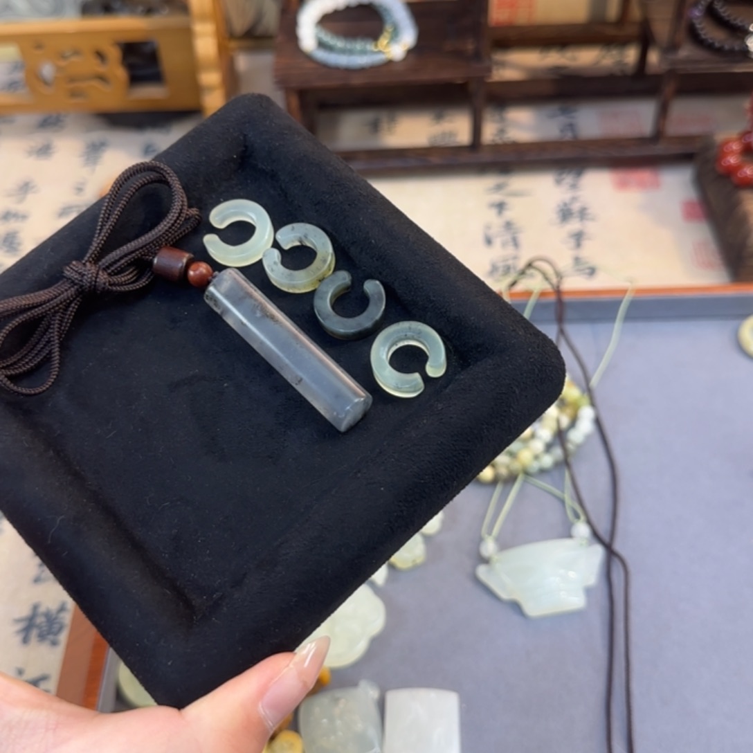 蛇纹石玉颈饰合金聿*安