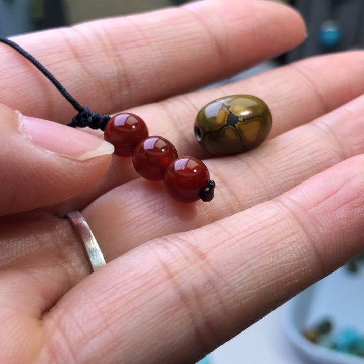 双***兔南红玛瑙未镶嵌颈饰