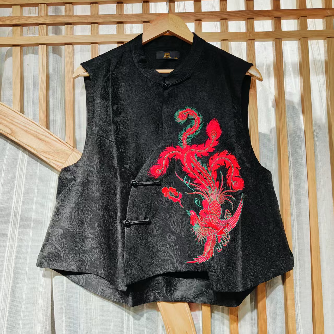 凤徕兮私人定制黑色腰果花底红凤刺绣盘扣小立领无袖马甲(LS352)