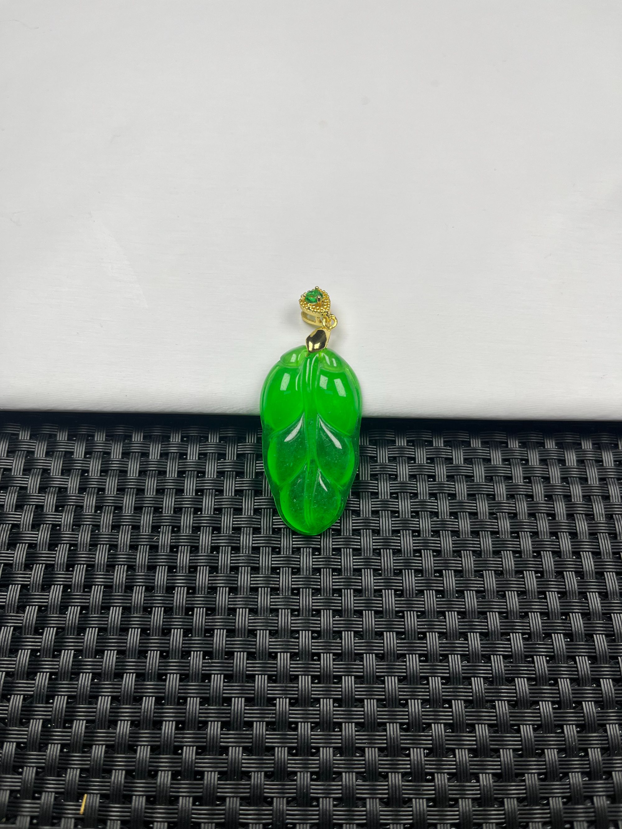 (缅甸老郑珠宝)W156阳绿小叶子时尚精美气质百搭款吊坠