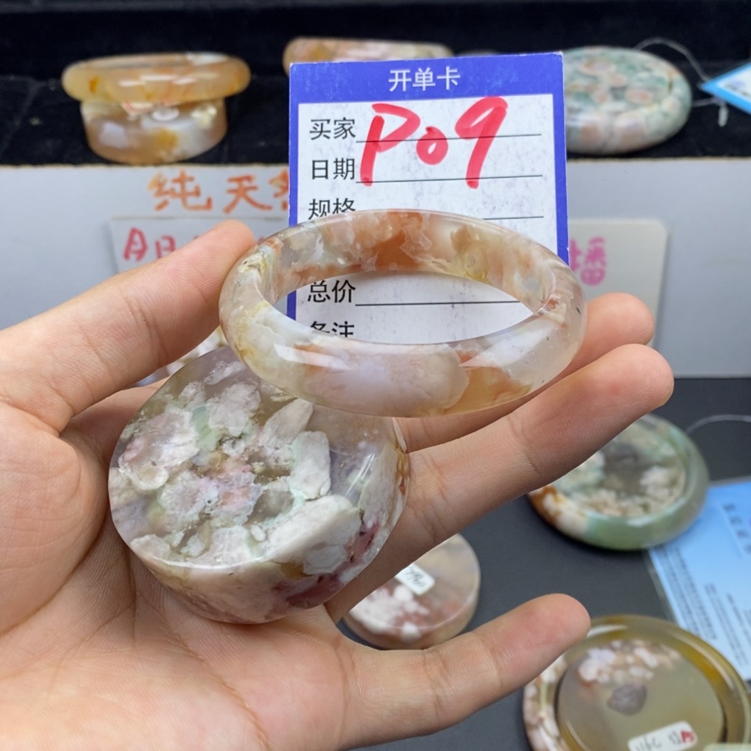 新***龙石英质玉手镯未镶嵌