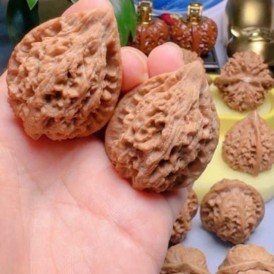 ****感十三陵鸡心文玩核桃