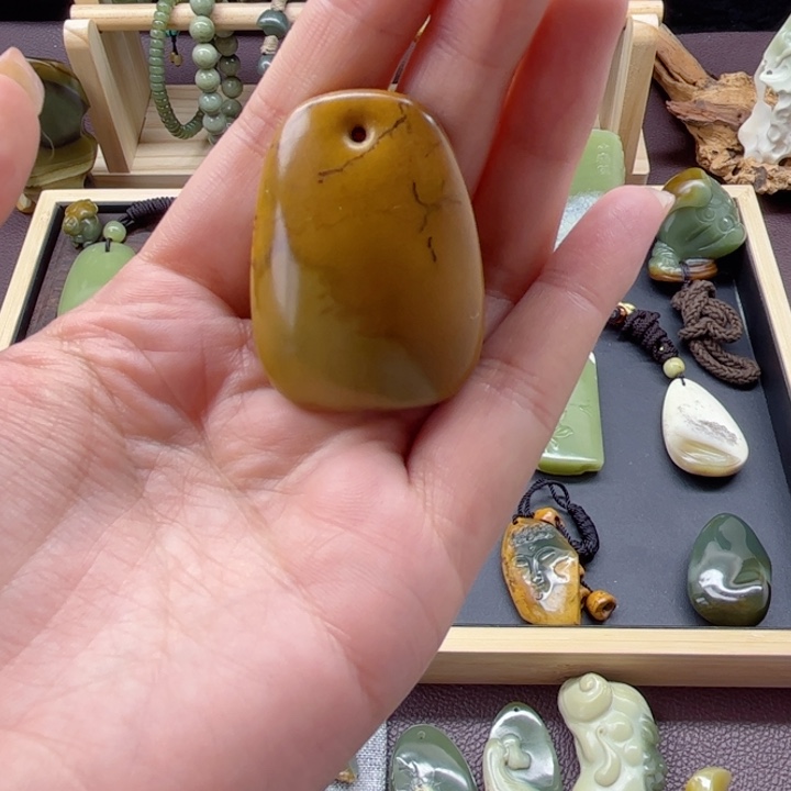 兜***出岫岩河磨玉（透闪石质玉）未镶嵌颈饰