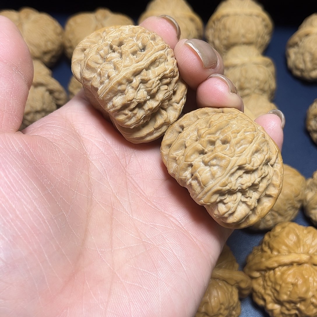 文玩核桃吊坠白狮子