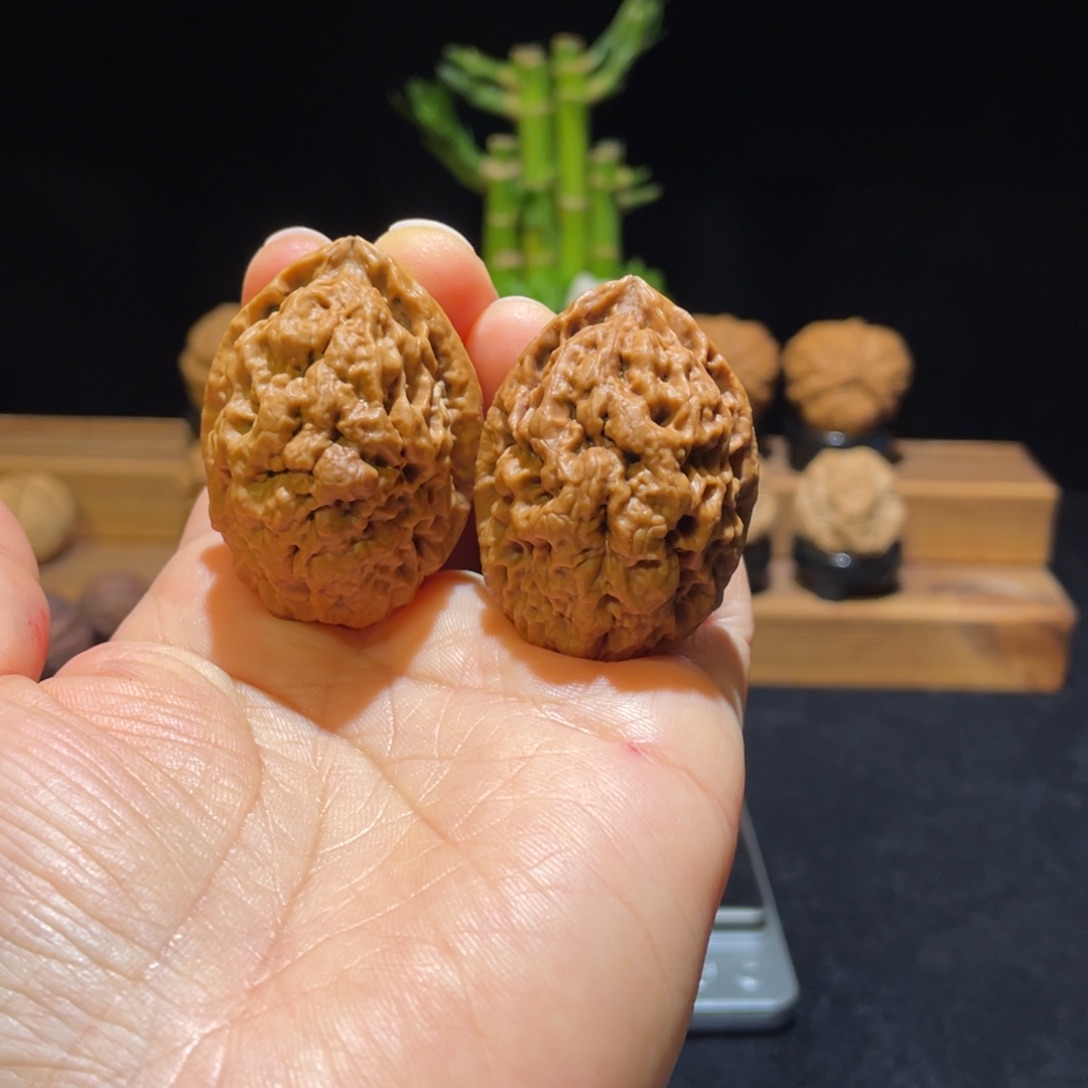 文玩核桃把件云南铁核桃绣花鞋22