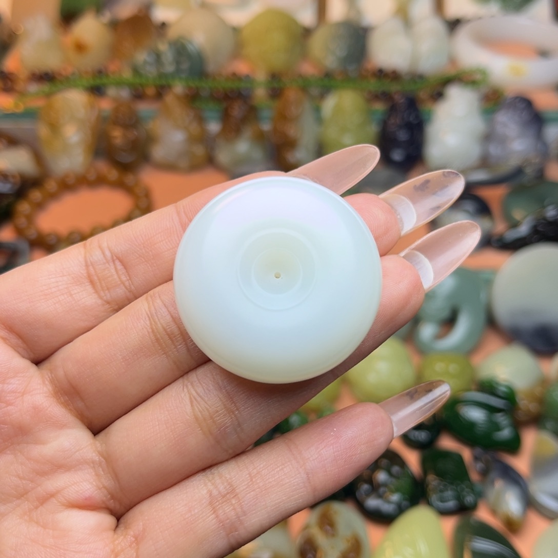 L***I和田玉未镶嵌颈饰