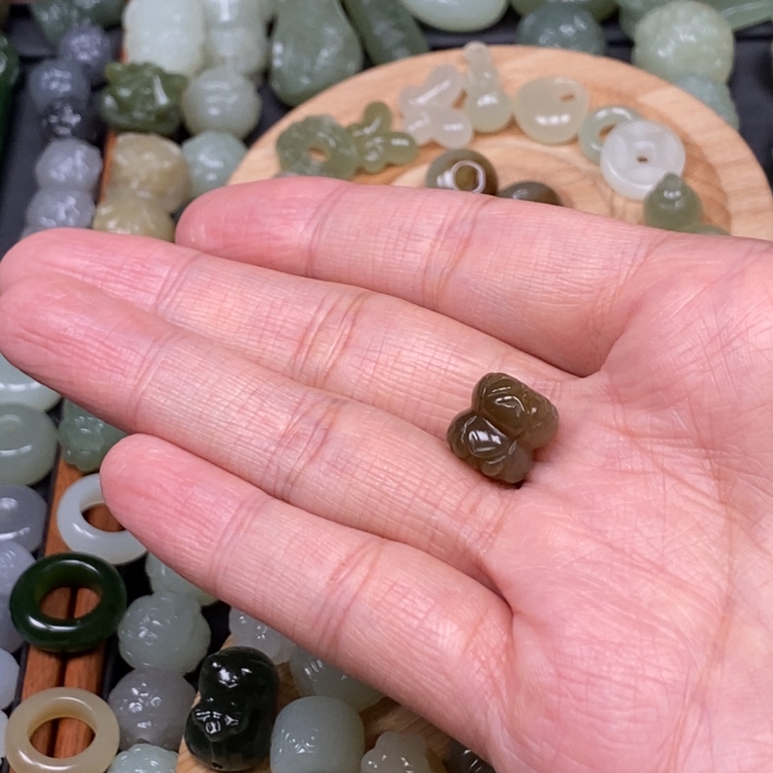 小***四和田玉未镶嵌颈饰