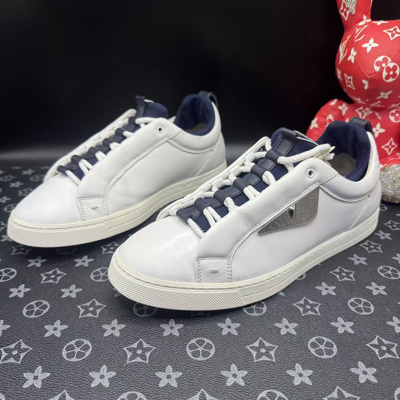 95新 FENDI/芬迪 时尚百搭白蓝小怪兽板鞋 40码 ddm3287 