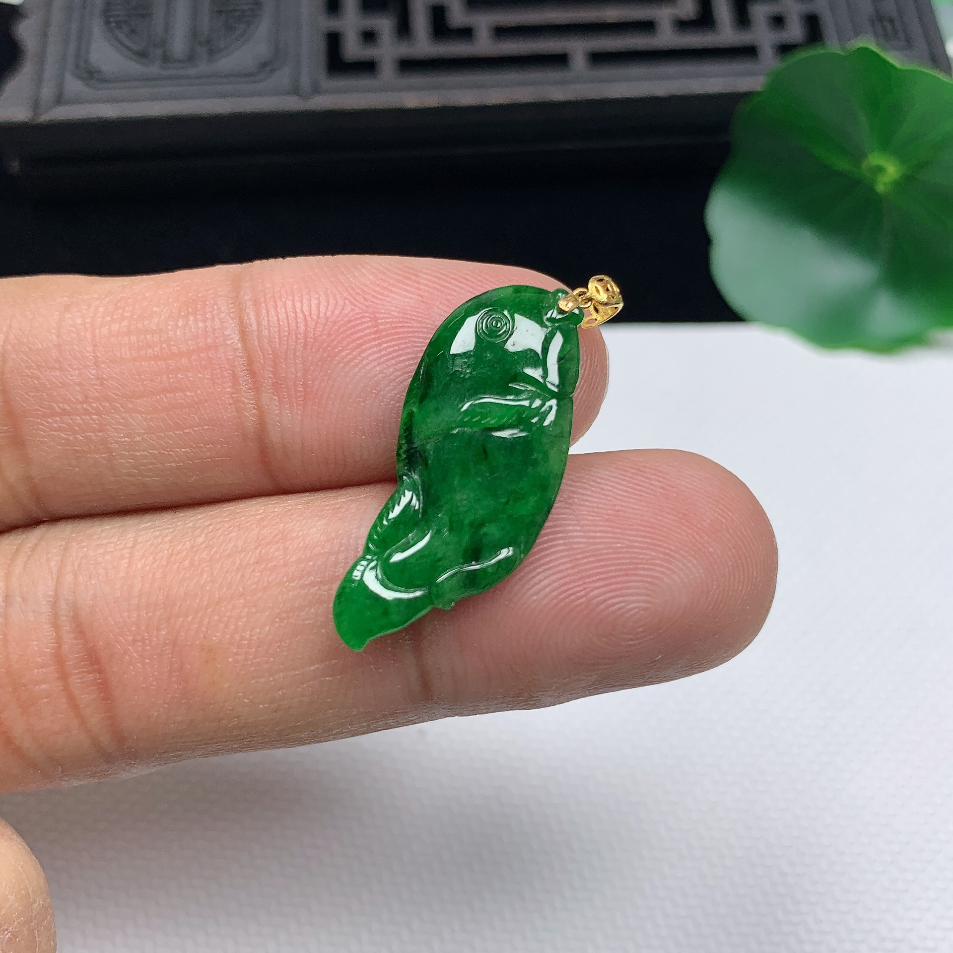 天然翡翠A货18K金扣精美辣绿年年有鱼小吊坠尺寸27.4*11.7*3.9mm