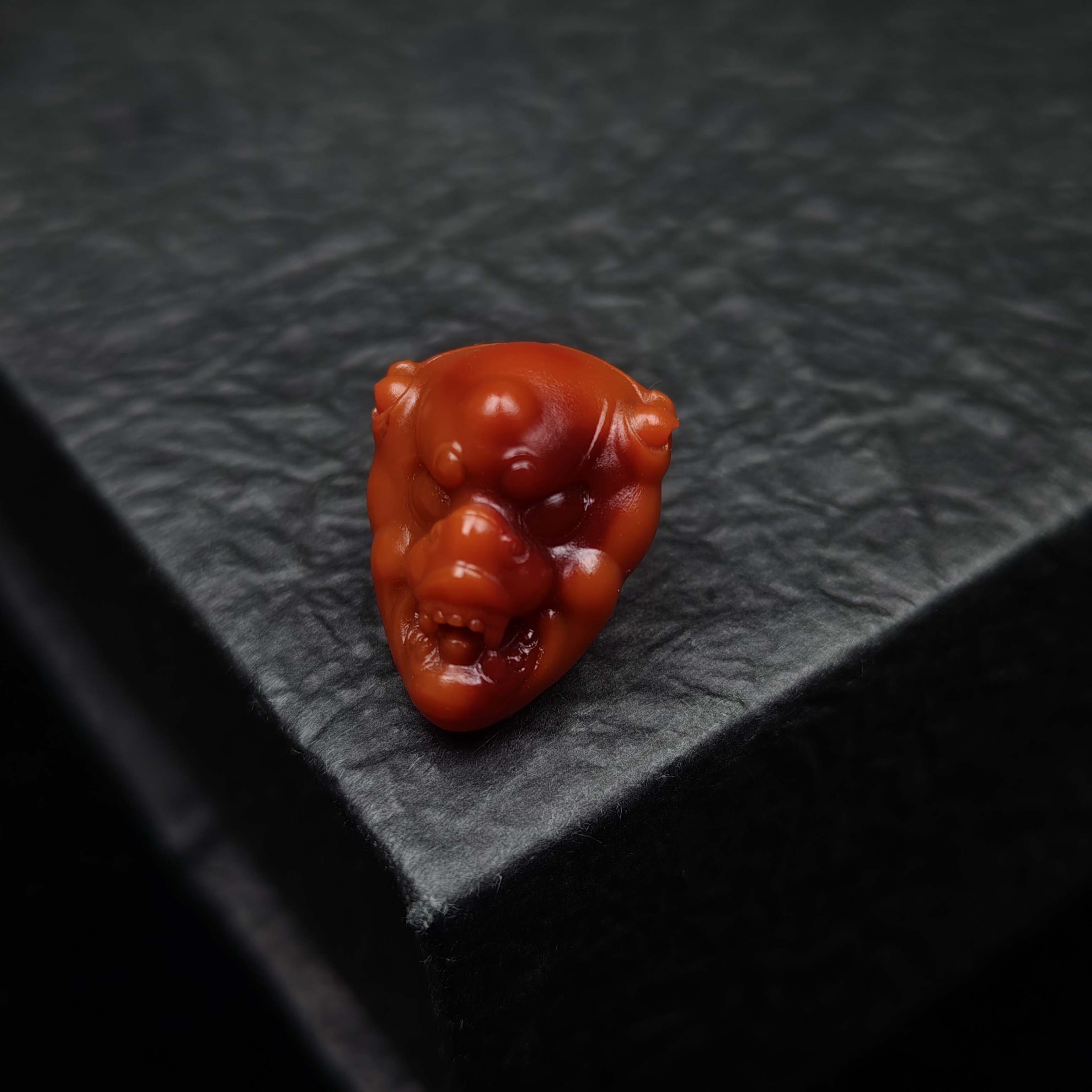 南红兽面（无孔道）15.3×20.1×11.2 全品无暇