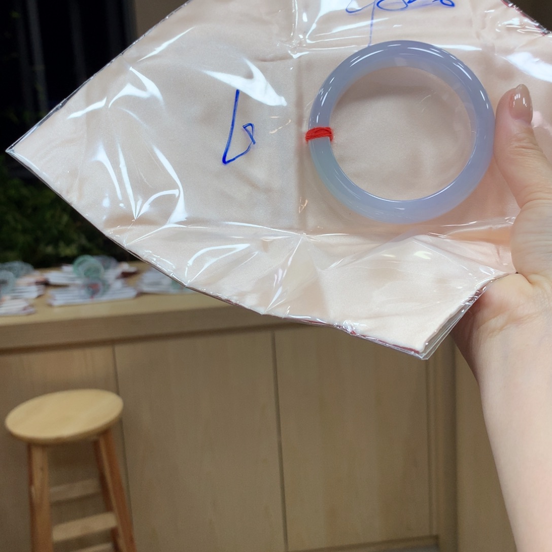 翡翠手镯未镶嵌不退不换