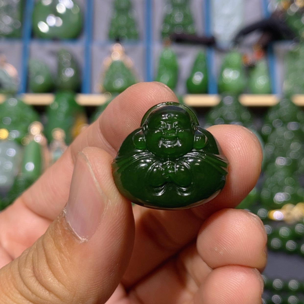 【闪购商品】和田玉吊坠(不含链)未镶嵌俄七红皮菠菜绿抱抱佛