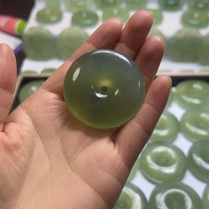 云***飞蛇纹石玉未镶嵌颈饰