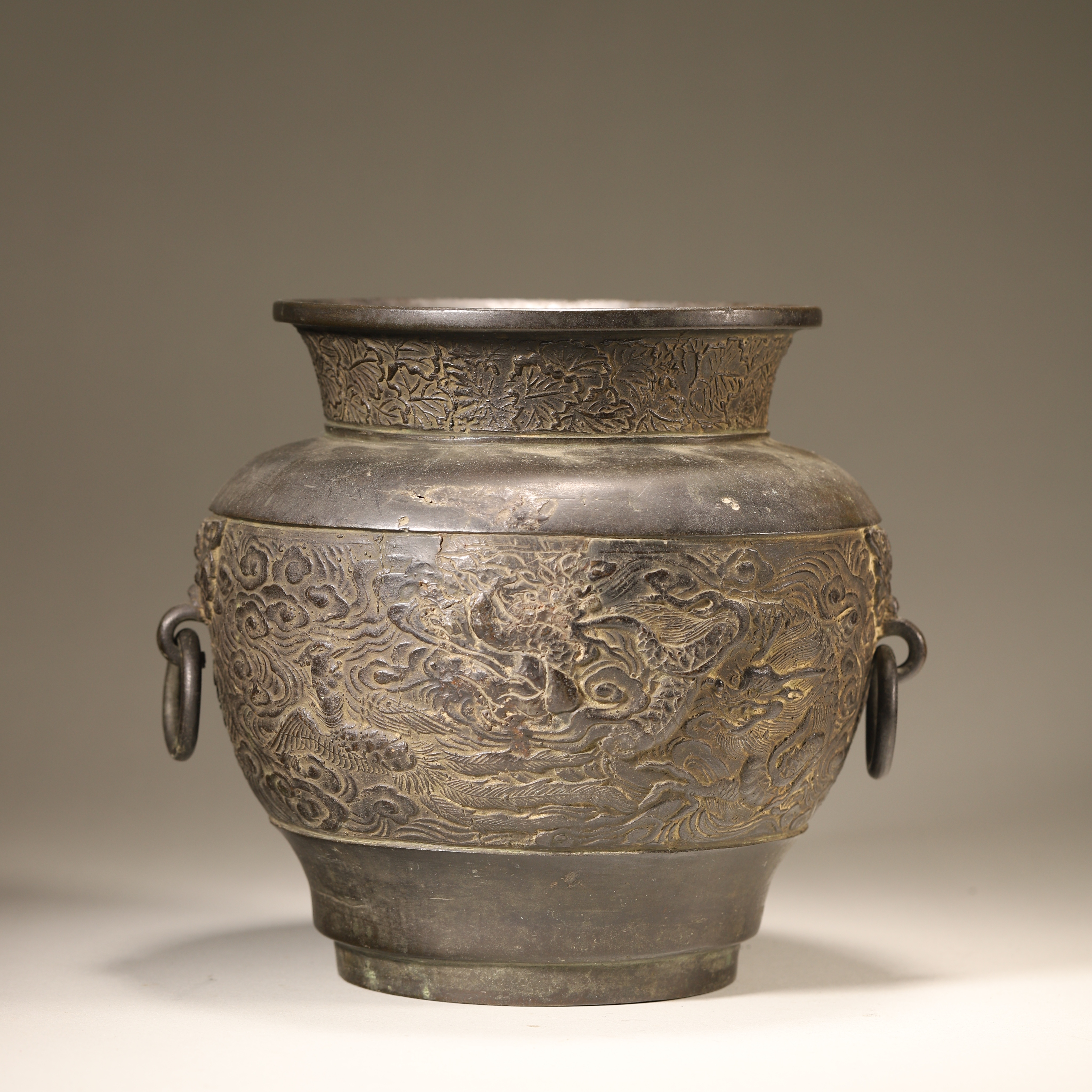 Lot11明代 龙纹铜尊