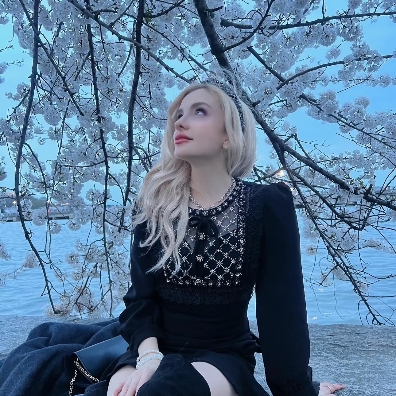 （雯雯家）典黑色气质优雅长袖圆领订珠荷叶摆短裙连衣裙