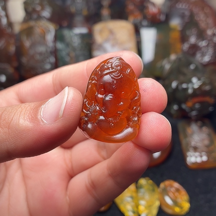 琥珀未镶嵌颈饰13