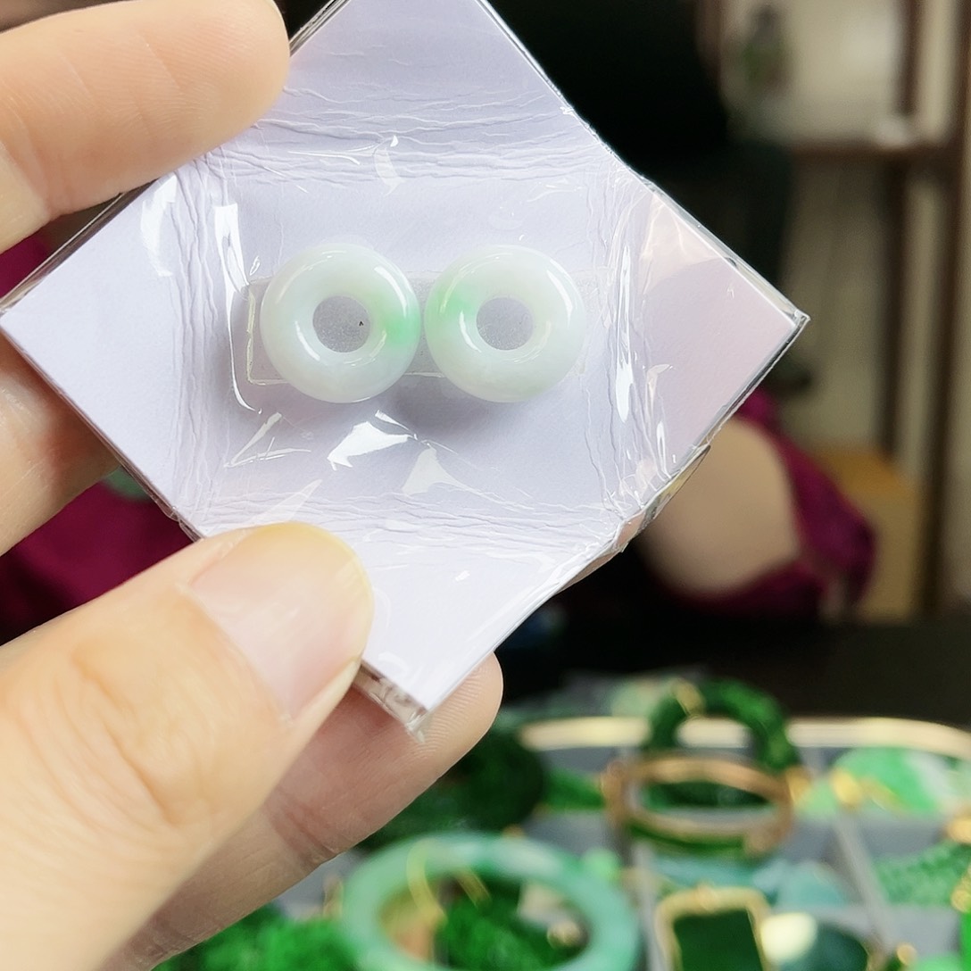 翡翠颈饰未镶嵌耳饰