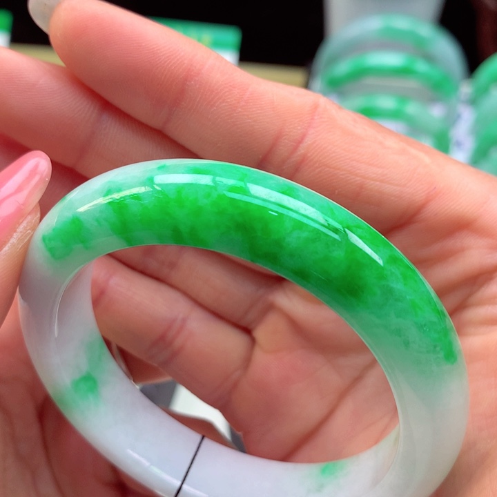 翡翠手镯未镶嵌天然翡翠手镯
