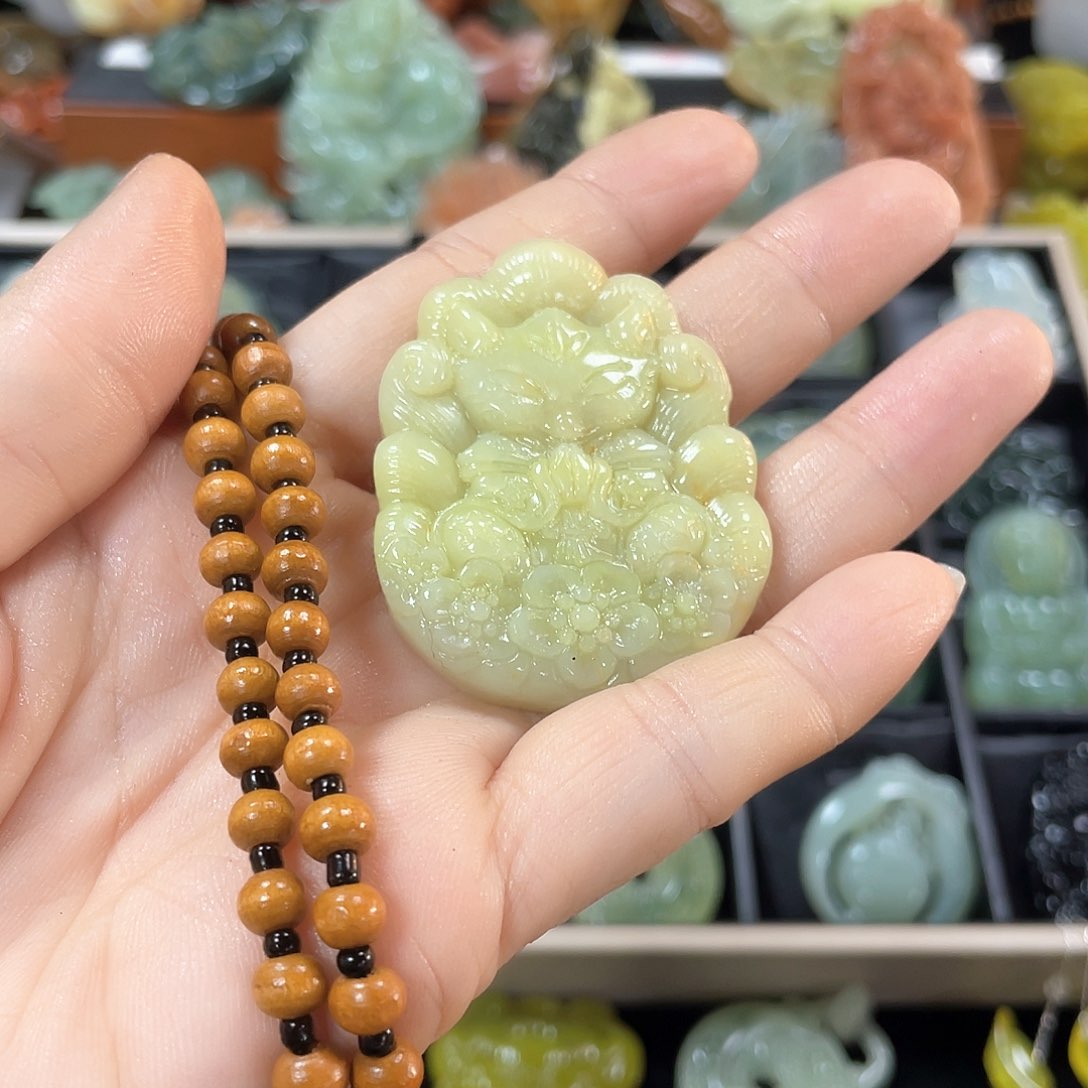 蛇纹石玉颈饰未镶嵌