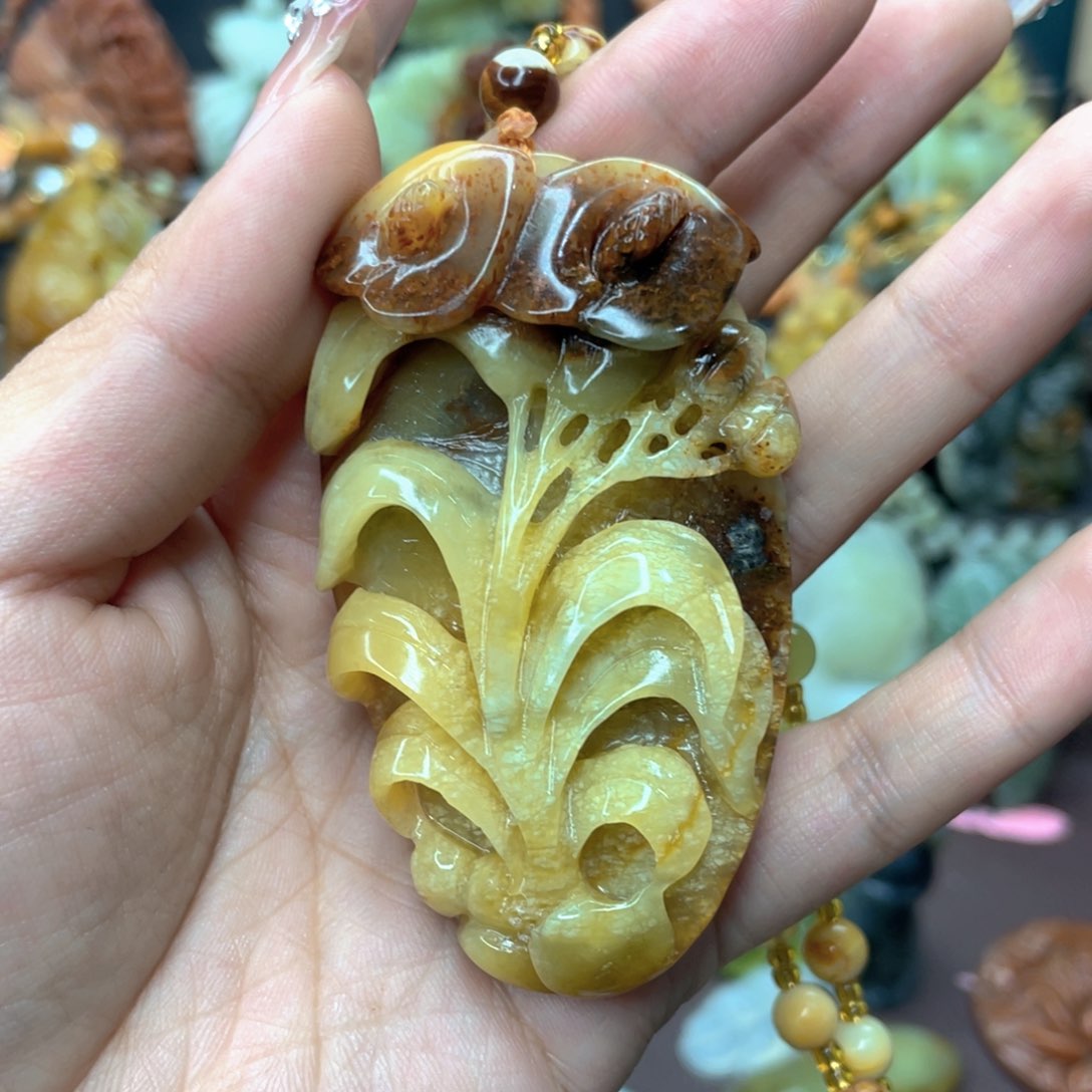 蛇纹石玉颈饰未镶嵌