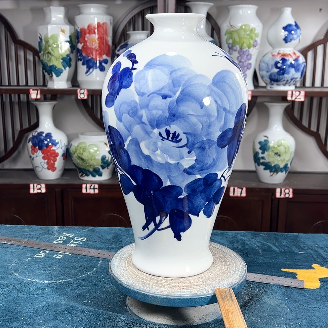 摆件景德镇陶瓷梅青牡