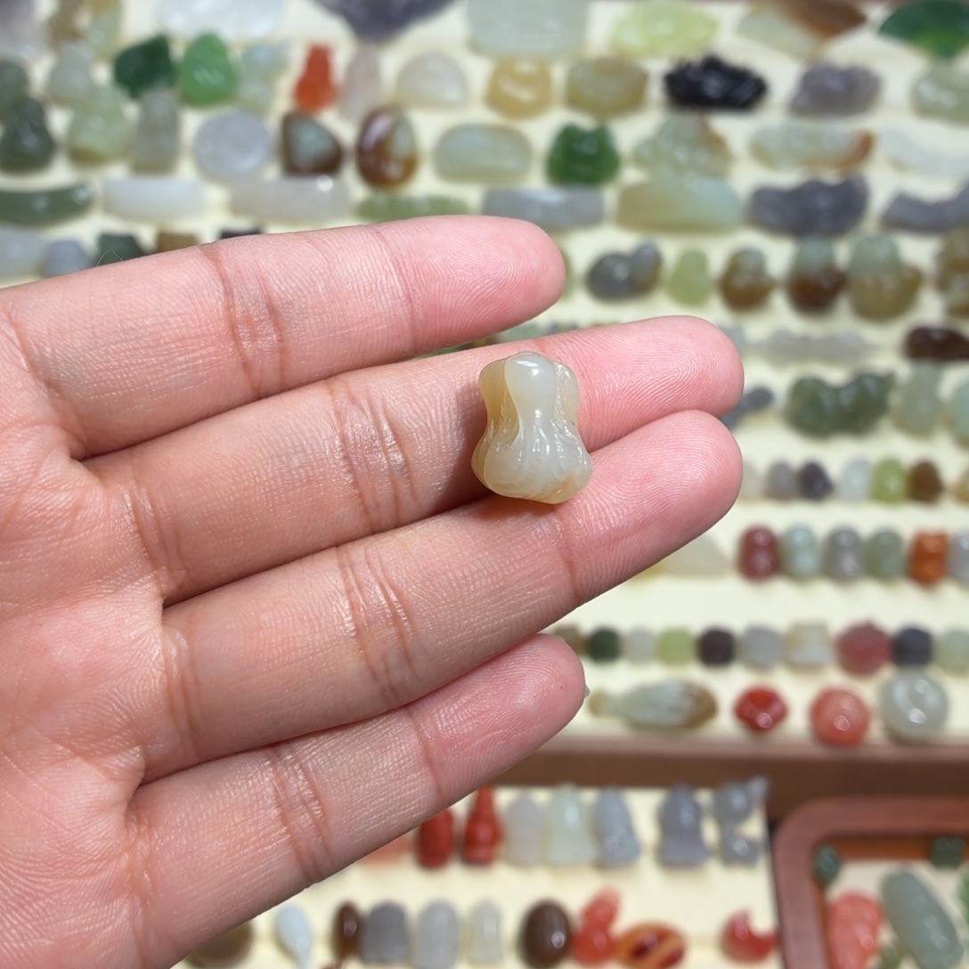 二***莹和田玉未镶嵌颈饰定制打孔不退不换