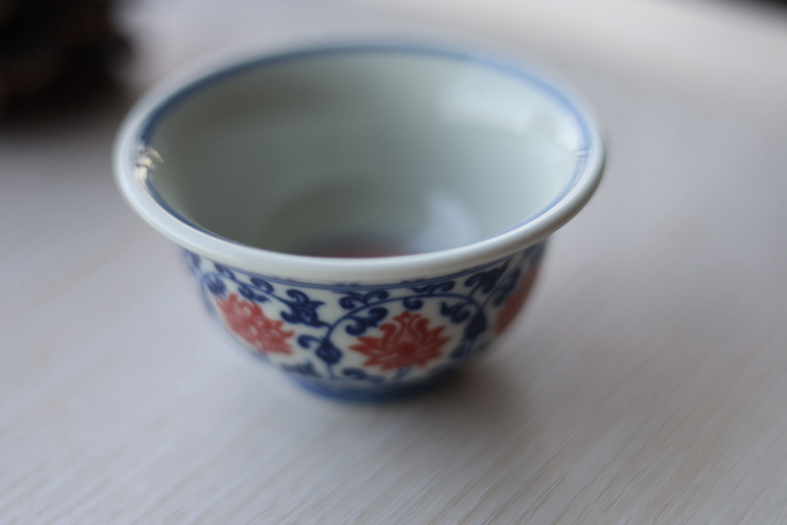 柴窑青花釉里红缠枝莲压手杯