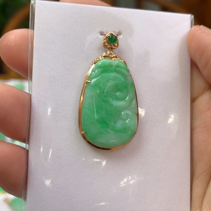 翡翠颈饰18K金镶嵌翡翠吊坠